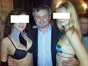 Единороссы отметили свою победу в стриптиз-баре