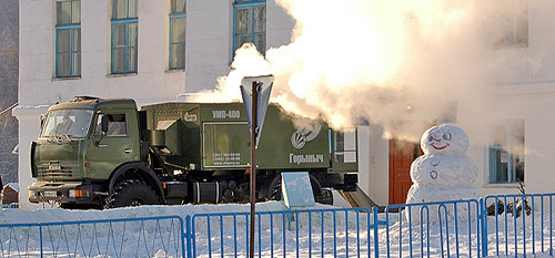 Хову-Аксы: работники МЧС пригнали в посёлок тепловую пушку на базе КАМАЗа и принялись греть почему-то школу