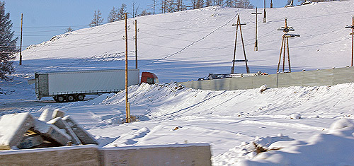 Хову-Аксы: какие-то подозрительные личности, ссылаясь на известного депутата от партии жуликов и воров и личного друга Иргита, предпринимателя Гаврилова, принялись завозить на огороженную территорию какие-то строительные материалы