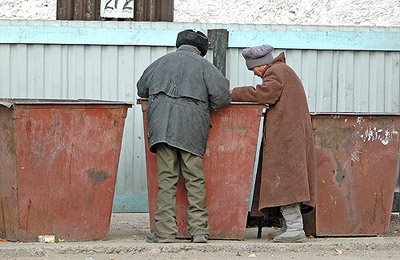 2013 год: «...в столице Тувы бомжи дружно изыскивают пропитание и отдыхают после воскресной трапезы у мусорных баков...»