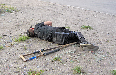 2013 год: «...в столице Тувы бомжи дружно изыскивают пропитание и отдыхают после воскресной трапезы у мусорных баков...»