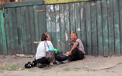 2013 год: «...в столице Тувы бомжи дружно изыскивают пропитание и отдыхают после воскресной трапезы у мусорных баков...»