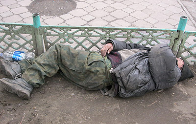 2013 год: «...в столице Тувы бомжи дружно изыскивают пропитание и отдыхают после воскресной трапезы у мусорных баков...»