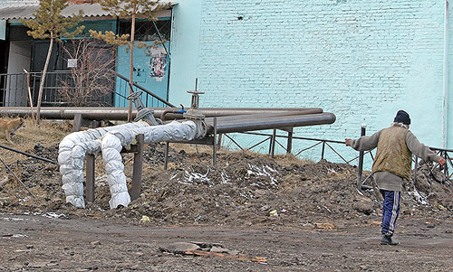 Он оказался повсеместно разрытым и опутанным трубами тепловых сетей, брошенных поверх земли.