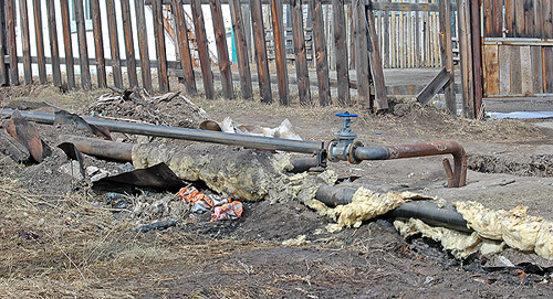 Он оказался повсеместно разрытым и опутанным трубами тепловых сетей, брошенных поверх земли.