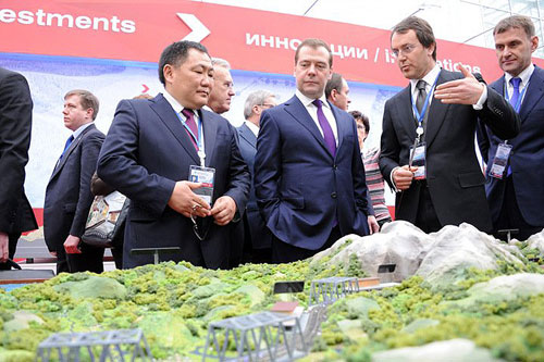 предполагается строительство семи станций и 12 разъездов, 136 мостов, семи тоннелей, 526 водопропускных труб, а также 16 галерей и 16 подпорных стенок