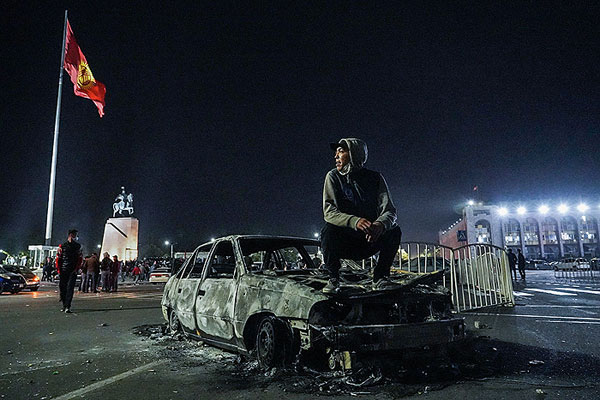 Как захват Белого дома усугубил политический кризис в Кыргызстане