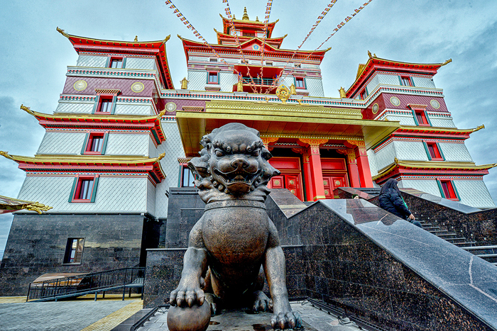 Далёкая от святости семья подарила Туве буддийский монастырь