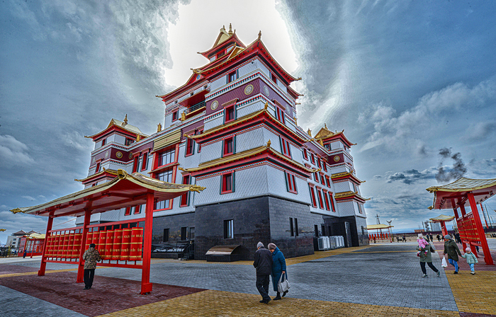 Далёкая от святости семья подарила Туве буддийский монастырь