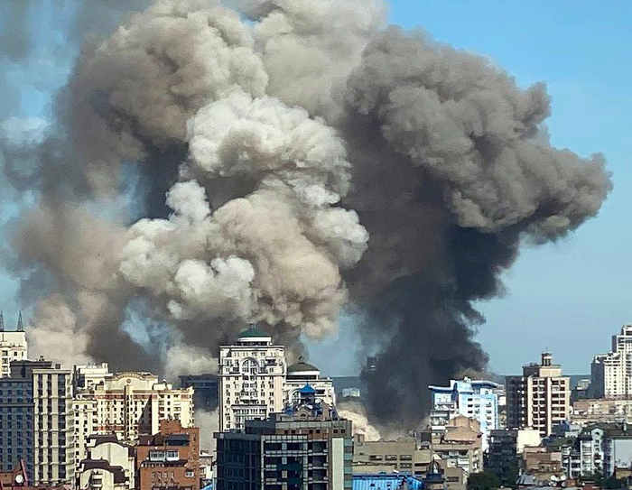 Ракетный удар по детской больнице в Киеве срикошетил в Россию