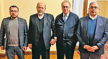 мужики, а за руки держатся!