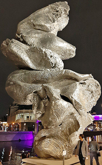 работа Урса Фишера на кусок говна